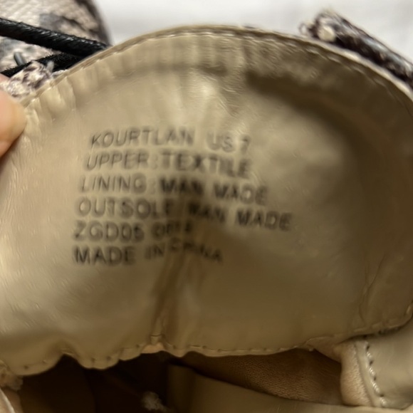 ⭐️ZIGI SOHO Gray Snakeskin Lace-Up Padded Kourtlan Round Toe Block Heel Booties - Picture 7 of 7